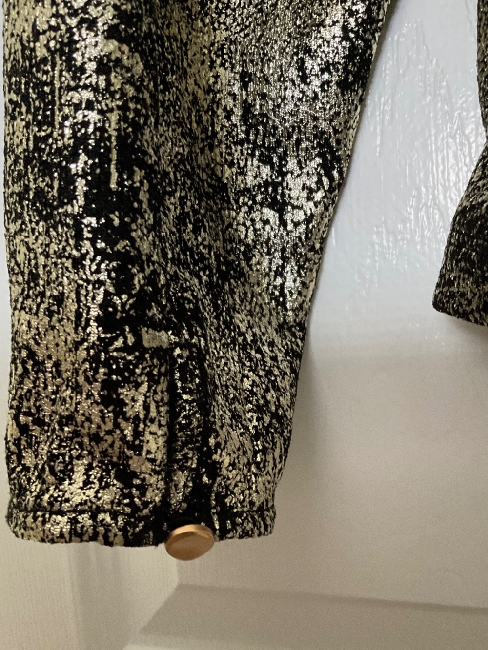 DONNA KARAN Lovely black & gold long sleeve top.  SIZE LARGE.  MAKE A STATEMENT! - Picture 7 of 11